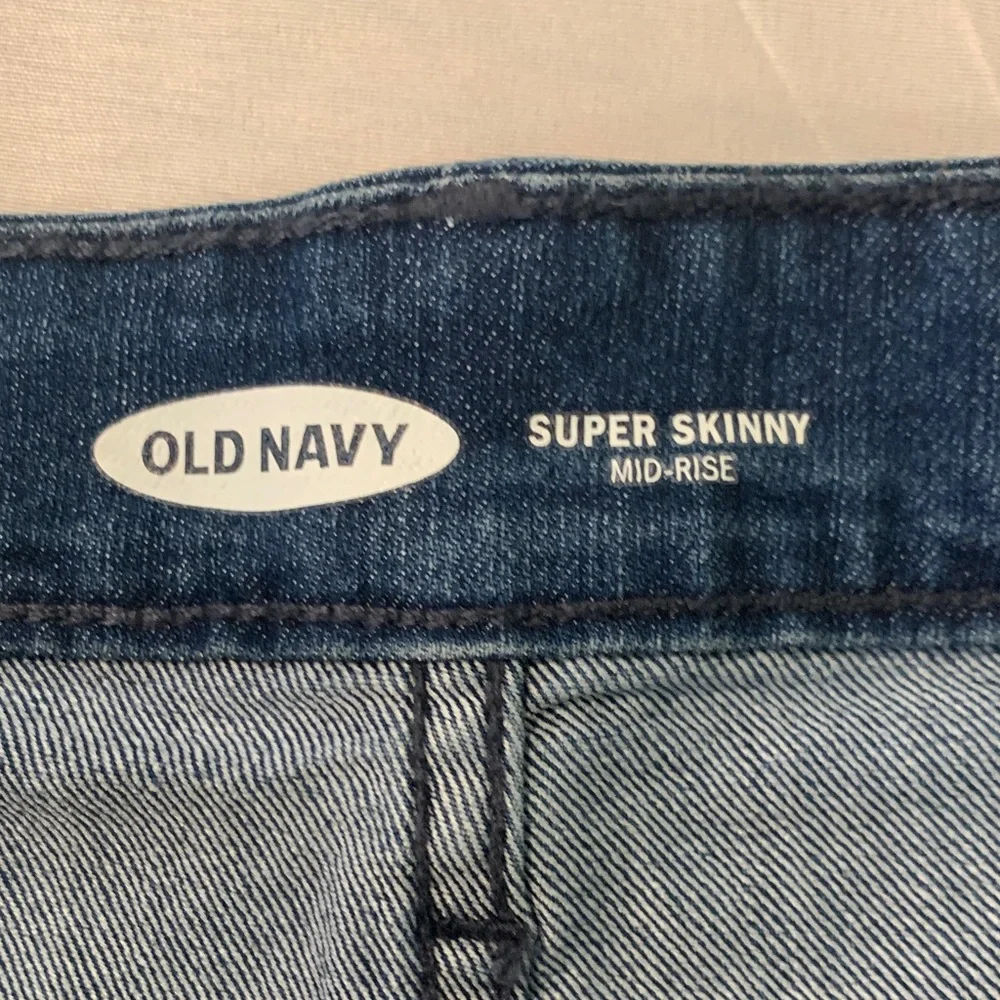 Old Navy Women's Skinny Jeans in Deep Indigo - Picture 3 of 8